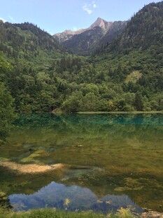 山间碧湖美景