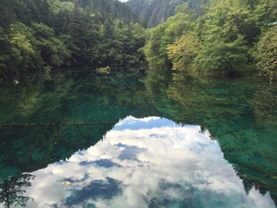 青山绿水间的澄澈湖面