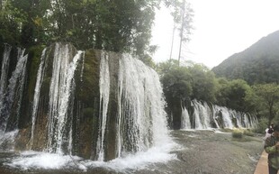 山间瀑布美景