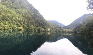 青山环抱的静谧湖水