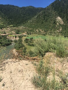 山间河谷自然风光