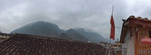 山村屋顶与远处山峦