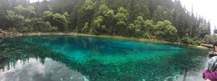 梦幻蓝绿湖水的迷人景致