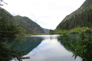 山间静谧湖景