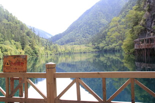 山间湖畔美景