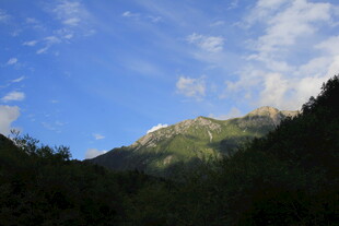 蓝天青山间的秀丽景致