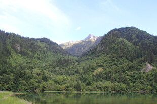 青山绿水间的秀丽山景