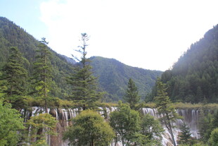 山间秀丽湖景