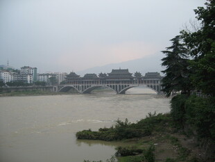 河畔桥梁风景