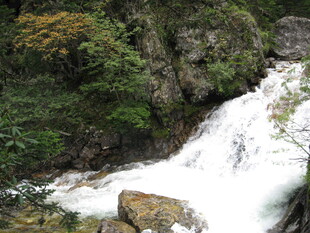 山间飞瀑美景
