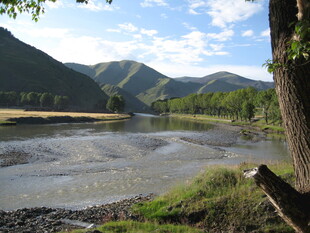 山间河畔美景