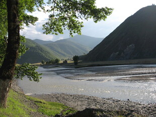 山间河畔风光