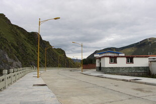 山间道路旁的建筑与路灯