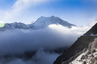巍峨雪山云海壮丽景观