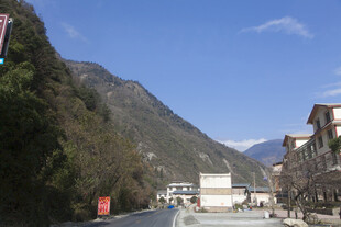 山间小镇道路风景