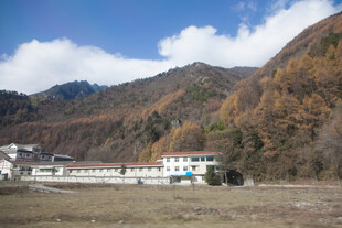 山间秋色中的建筑景观
