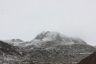 雪覆山峦美景