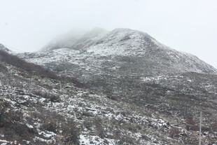 雪覆山峦美景