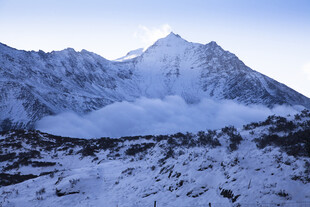 雪山巍峨壮丽景观