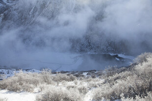 冬日雪景中的山峦与植被