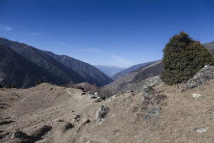 高山峻岭间的壮丽景致