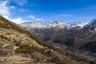 壮丽雪山山谷风景