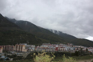 山间多彩小镇风景