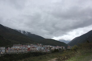 山间小镇云雾缭绕美景