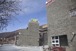 冬日街边的砖石建筑