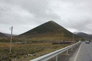 公路旁的锥形山丘景观