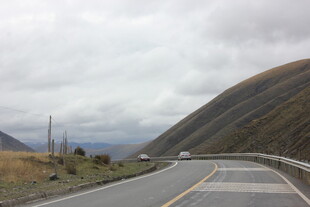 蜿蜒山间公路风景