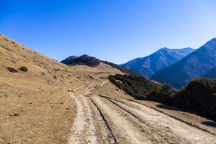 山间土路 通向远方山脉