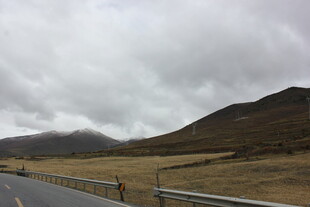公路旁的山峦与阴沉天空