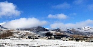 雪山蓝天美景