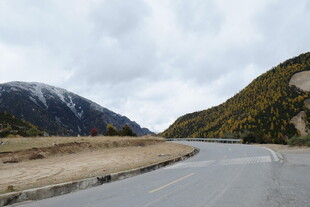 蜿蜒山路旁的壮丽山景