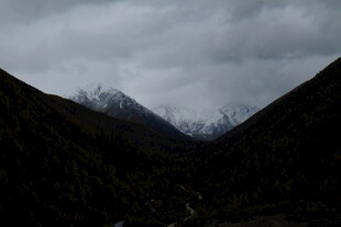 阴云下的壮丽山谷风景
