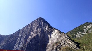巍峨壮丽的山峰景观
