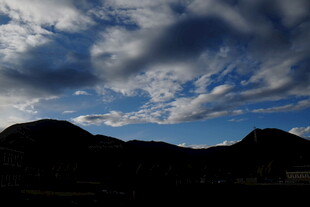 蓝天山峦间的壮丽云景