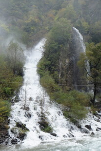 山间瀑布景观