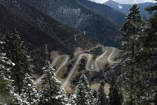 山间蜿蜒公路雪景