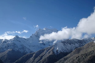 雪山云海壮丽风光