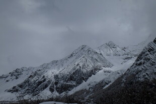 雪山景象 云雾笼罩