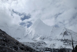 雪山巍峨壮丽景观
