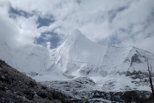 巍峨雪山壮丽景致