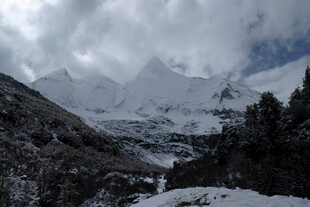 雪山云雾环绕壮丽景观