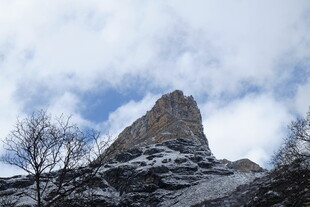 雪覆山峰 孤石傲立云端