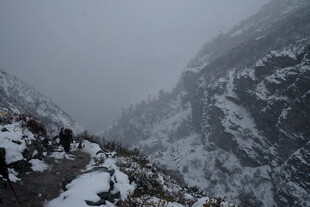 雪山雾景 山间冰雪覆盖