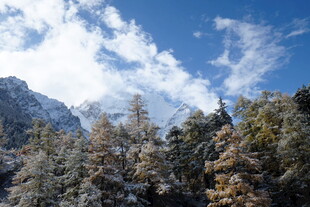 山林蓝天美景