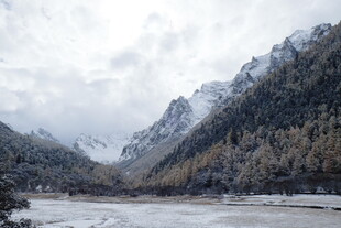 雪山下的静谧冰封湖泊