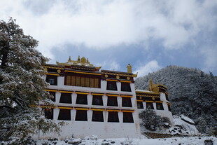 雪中藏式寺庙建筑景观